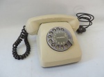 Antigo telefone da marca Siemens, feito em baquelite e não testado.