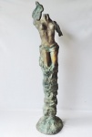 Espetacular escultura feita em pesadíssimo bronze em forma de figura feminina. Peça de grande  medida 102cm x 31cm. Obs. Esta peça foi encontrada por mergulhadores no fundo da Bahia da Guanabara - RJ.