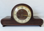 Antigo relógio de mesa alemão da marca  Schattan, de 02 furos, com chave, vidro bombê, funcionando até o momento, porém sem garantias futuras.  Medidas de 40cm x 22cm.