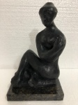 Bruno Giorgi - Espetacular escultura de Bruno Giorge, feita em bronze maciço, representando uma uma mulher nua sentada. Medidas de 34cm x15cm. Peça com base em mármore negro e assinada.