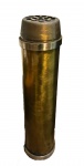 Gigantesca cápsula de projétil de bronze com adaptações , medindo 141 cm.