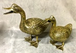 Gracioso e pesado par de esculturas de aves de bronze medindo o maior 32 cm alt e o menor 26 cm. Magnífica riqueza de detalhes!