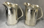 EBERLE- Lote contendo elegante par de jarros de metal espessurado a prata, medindo 22 cm alt.