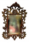 Belíssimo espelho com moldura de madeira nobre lindamente torneada medindo  57 x 86 cm.