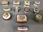 Lote contendo 12 caixinhas de porcelana decorada com motivos florais , sendo a maior Limoges France. Lindíssimas!