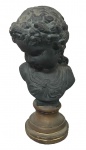 Escultura de mesa em resina, busto de criança, medindo: 25 cm alt.