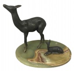 Escultura de mesa representando par de Bambi, em bronze e base em Onix, medindo: 24 cm alt. x 27 cm comp.