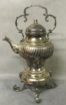 Lindo e grande samovar em metal espessurado a prata, medindo: 43 cm alt.