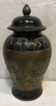 Vaso em cerâmica closonet, com desgaste do tempo, medindo: 37 cm alt.