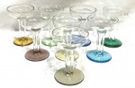 Lote contendo: 8 taças coloridas em cristal, medindo: 9 cm alt.