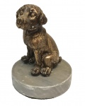 Escultura em bronze dourado representando cachorro, medindo; 12 cm alt.