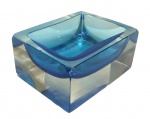 Pote em grosso cristal azulado, medindo: 6 cm alt. x 13 cm x 9,5 cm (possui bicado)