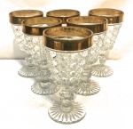 Lote contendo 6 copos de vidro bico de jaca e borda dourada, medindo: 15 cm alt.