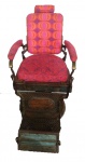 Espetacular e antiga cadeira de barbeiro todo em ferro com estofado vermelho, Marca AUREA.