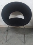 Cadeira de designer italiana, base cromada e acento de veludo negro, preciso de reparos os pés.