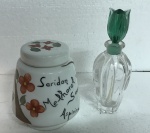 Lote contendo: um pote porta remédios em cerâmica e um perfumeiro em cristal
