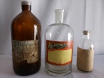 Lote composto por 3 vidros originais e antigos de medicamentos, sendo 1 com rótulo adesivado, peça maior aprox. 24x10cm