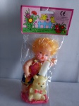 Brinquedo dec 70 - Boneca vinil, com mamadeira e ursinho, lacrado, aprox. 23 x 11cm