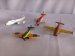 Brinquedo - lote composto de 4 miniaturas de avião, em lata, metal, acrílico, sendo 1 Air France Marjorete e 3 Matchbox (2 de 1973 e 1 de 1976); faltando peças; maior aprox. 12 x 11cm