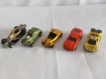 Brinquedo - lote composto de 5 miniaturas de carrinhos HOTWHEELS, ferro, metal, plástico, acrílico, de modelos diversos, com desgastes; maior aprox. 2 x 3 x 8cm