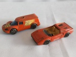 Brinquedo - lote composto de 2 miniaturas de carrinhos CORGI KIKO BRASIL, metal e ferro, de modelos diversos, com desgastes; maior aprox. 2,5 x 3,5 x 7,5cm