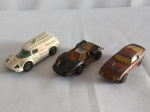Brinquedo - lote composto de 3 miniaturas de carrinhos CORGI JUNIORS MADE BRITAIN, metal e ferro, de modelos diversos, com desgastes; maior aprox. 2,5 x 3,5 x 7,5cm