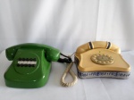 Lote composto de 2 telefones antigos, sendo 1 na cor verde, marca Telnac e 1 de origem japonesa, não foram efetuados testes para averiguar funcionamento; maior aprox. 9,5 x 21 x 18cm 