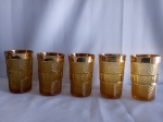 Lote composto de 5 copos bico de jaca, cor âmbar, sendo que as bordas dos copos, parte em metal acobreado, estão com desgastes; aprox. 13 x 8cm