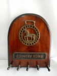 Porta Chaves Country Home, madeira e bronze; aprox. 10,5 x 16cm