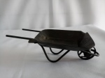 Cinzeiro em formato de carrinho mão, TA Hidráulicos, metal; aprox. 6,5 x 18cm