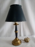 Abajour com cúpula de lata (com desgastes), azulado, partes em latão dourado, funciona com 1 lâmpada (lâmpada não acompanha); aprox. 43 x 24cm