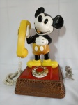 Telefone MICkEY MOUSE, à disco, apresenta desgastes, funcionando; aprox. 38 x 25 x 22cm