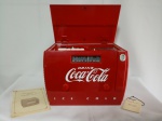 Radio e toca fitas, geladeira COCA COLA, funcionando, segue com manual,  produto oficial, antigo; aprox. 25 x 31 x 22cm