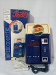 Telefone PEPSI, formato geladeira, funcionando, segue em caixa original que apresenta muitos desgastes; aprox. 35 x 21 x 15cm