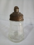 Açucareiro antigo em vidro canelado, falta chapinha dosadora na tampa metal, com desgastes; aprox. 18 x 9,5cm