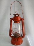 Lampião antigo, à querosone, metal vermelho e vidro; aprox. 43,5 x 17,5 x 14cm
