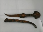 Adaga Indiana executada em cobre e latão, desenhos em alto relevo, na bainha e cabo e acabamento com pedrarias, ponta quebrada; aprox. 6 x 37cm 