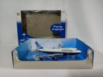 Brinquedo Avião United, em embalagem original que apresenta desgastes, avião com detalhes incompletos; aprox. 8 x 31 x 25cm