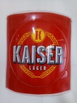 Aplique parede, em acrílico côncavo, cerveja KAISER LAGER, com riscos no acrílico; aprox. 22 x 29 x 5cm