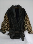 Jaqueta em couro na tonalidade preta com acabamento em onça, Tamanho G, (Apresenta pontos de desgastes); aprox. 56 x 56cm