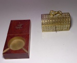 2 caixas: 1. metal dourado com puxador em forma de dragão (estilo baú). 10 x 13 x 8 cm. 2.  porta cigarros em madeira, cinzeiro e aplique de pássaros em metal. 4 x 10 x 20 cm.