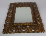 Espelho com moldura de madeira dourada e entalhada, estilo peruano. 53 x 44 cm. (Este lote precisa ser retirado pelo comprador em fazenda, situada no Município de Souzas, em Campinas ou a combinar)