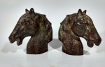Serra livros de ferro fundido, representando cavalos. 13 x 13 x 5 cm.