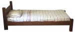 Cama de solteiro de madeira nobre - 203 x 97 x 75 cm de altura - acompanha colchão. (Este lote precisa ser retirado pelo comprador em fazenda, situada no Município de Souzas, em Campinas ou a combinar)