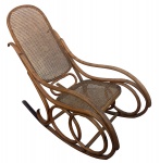 Michel Thonet - cadeira de balanço de madeira nobre com assento de palha - 109 x 52 x 106 cm de altura