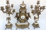 Garniture em bronze e mármore. Relógio com números romanos maquina Alemã, candelabros para 6 velas. - 61 cm de altura