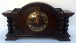Antigo relógio de mesa dos anos 1940. De fabricação francesa, marca ODO. Caixa de madeira nobre - 57 x 17 x 33 cm de altura