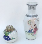 Um vaso de porcelana com desenhos de gueixas e um potiche de porcelana. 26 e 13 cm de altura.