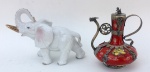 Um elefante e um bule de porcelana. 20 cm e 18 cm