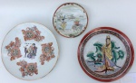 Três pratos de parede de porcelana com motivos japonês. 24, 22 e 14 cm de diâmetro